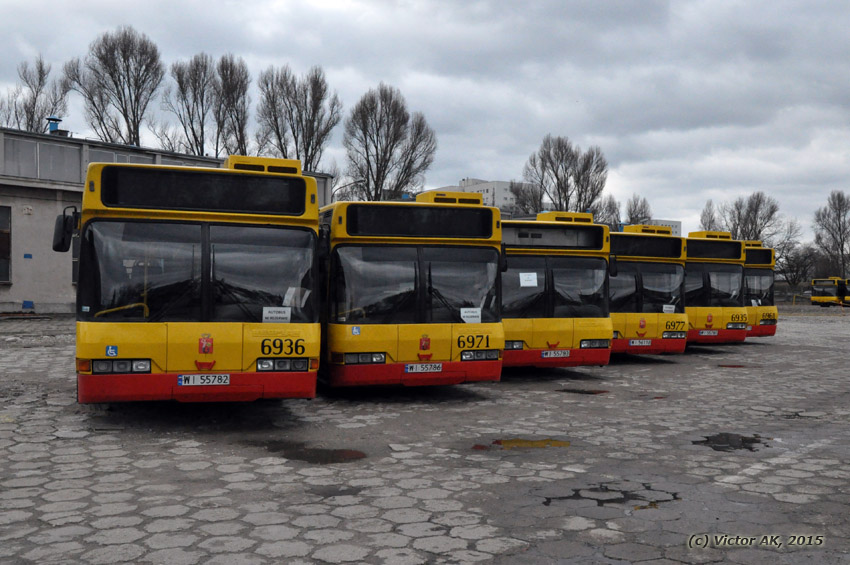 Rezerwiści
Szpaler Neoplanów serii #69, zaklejonych i opisanych "Autobus w Rezerwie"; w kolejności: 36, 71, 37, 77, 35, 61; 
Słowa kluczowe: N4020d 6936 6971 6937 6977 6935 6931 ORT